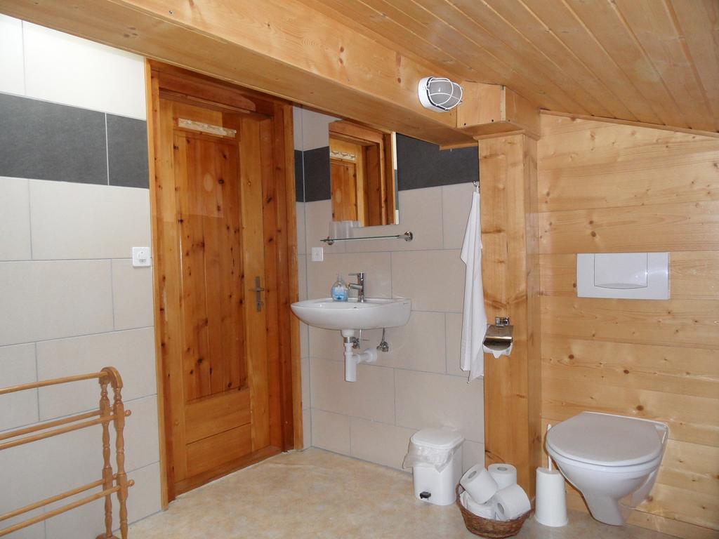Chalet Esher Surrey Ried-Brig Exterior photo